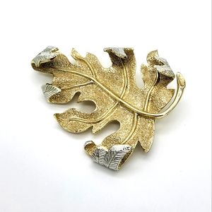 Vintage Sarah Coventry autumn leaf pin
